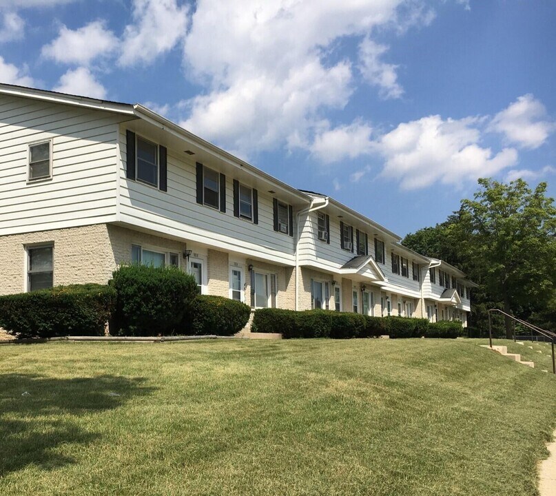 8142 W Howard Ave in Greenfield, WI - Building Photo