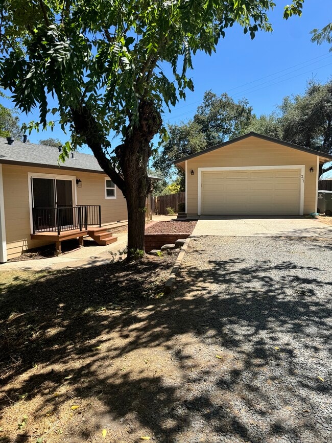 211 Mulberry Ln in Auburn, CA - Foto de edificio - Building Photo