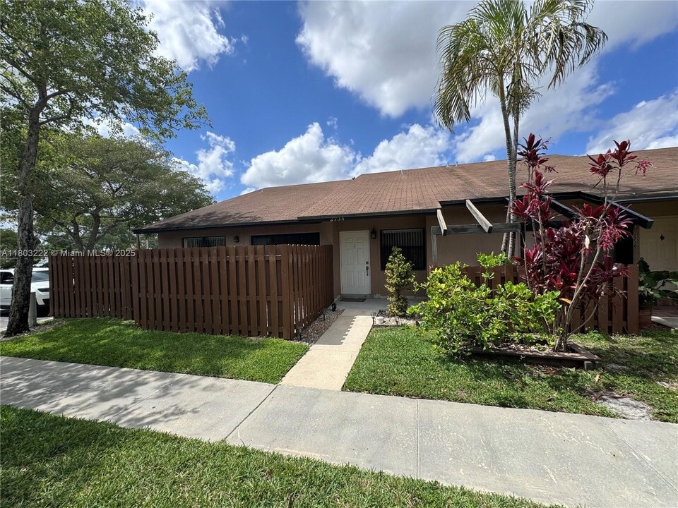 2734 N Nob Hill Rd in Sunrise, FL - Building Photo