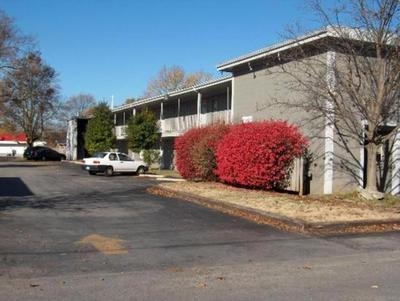 Windsor Court Plaza in Springfield, MO - Building Photo