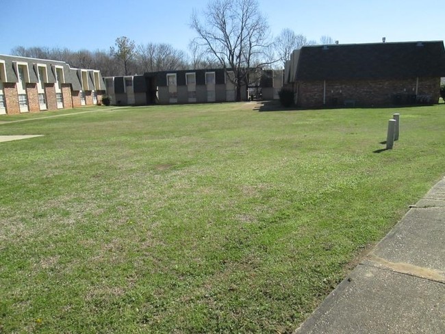 Selma Square Apartments in Selma, AL - Building Photo - Building Photo