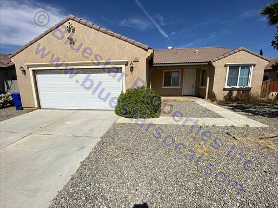 14547 Scottsdale Cir in Adelanto, CA - Foto de edificio