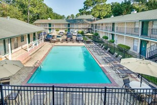River Oaks Apartments in Lafayette, LA - Building Photo