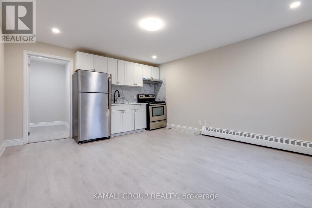 81 McMillan Dr in Oshawa, ON - Building Photo