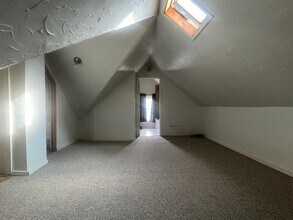 829 Milwaukee St, Unit Upper in Menasha, WI - Building Photo - Building Photo