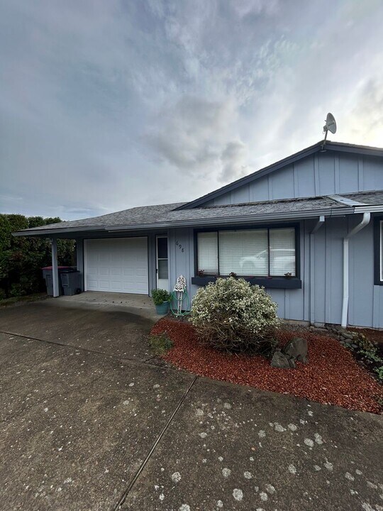 698 NW Fenton St in McMinnville, OR - Building Photo