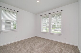 10011 Angelina Wds Ln in Conroe, TX - Foto de edificio - Building Photo