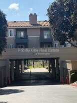 7405 Charmant Dr in San Diego, CA - Building Photo