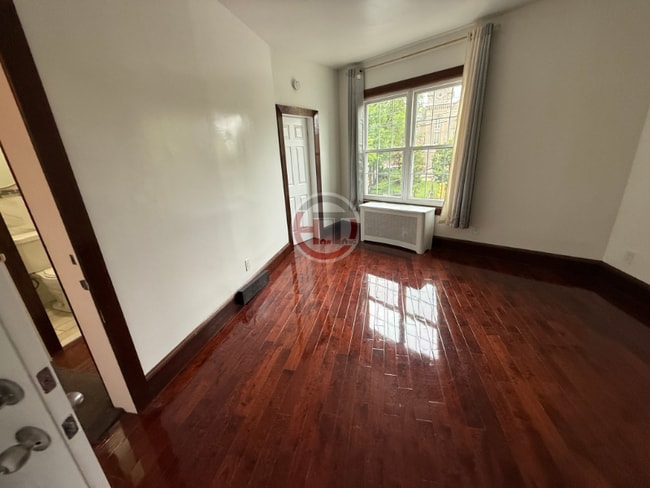 2401 E Tremont Ave in Bronx, NY - Building Photo - Building Photo