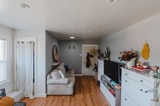 687 Lincoln St in San Luis Obispo, CA - Building Photo - Building Photo