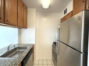 350 W 50th St in New York, NY - Building Photo - Building Photo