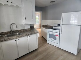 13 Pennacook St, Unit Unit 2 in Manchester, NH - Building Photo