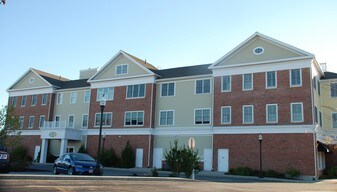 68 Center St in Hyannis, MA - Foto de edificio - Building Photo