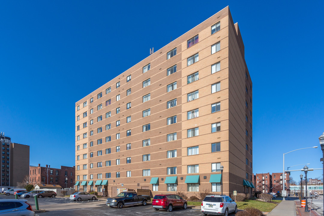 Lend a Hand Apartments in Davenport, IA - Building Photo