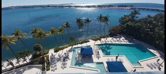 2333 Brickell Ave in Miami, FL - Building Photo