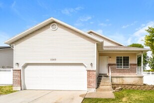 1583 N 2530 W in Clinton, UT - Building Photo
