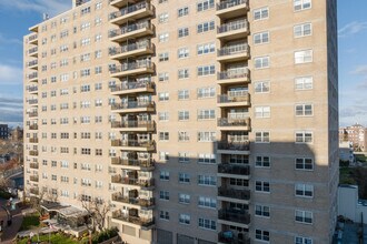 Summit House Apartments in West New York, NJ - Building Photo - Building Photo