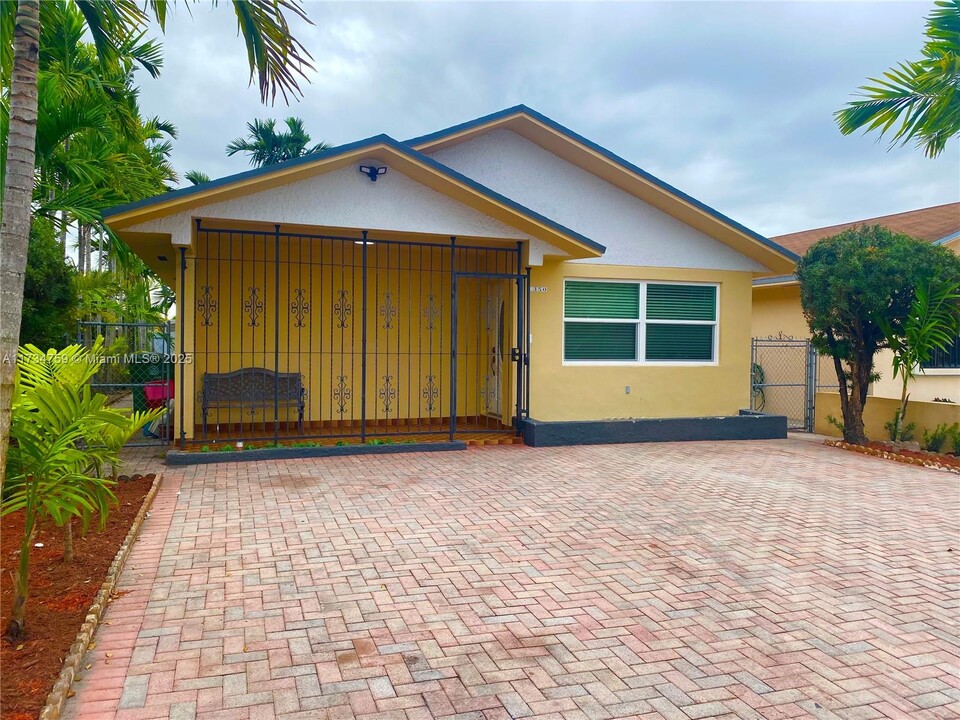 1350 W 39th Pl in Hialeah, FL - Building Photo