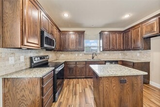 4904 Ridglea Hills Ct in Fort Worth, TX - Foto de edificio - Building Photo