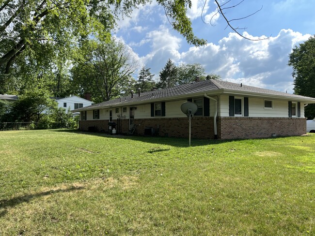 2102 Pond St in Urbana, IL - Foto de edificio - Building Photo