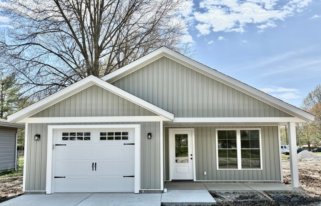 209 Madison St in Carterville, IL - Building Photo