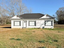220 Ashurst Ave in Tallassee, AL - Building Photo