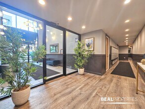 445 W Barry in Chicago, IL - Foto de edificio - Building Photo