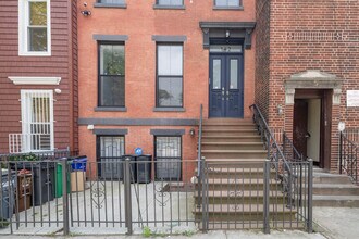 142 Somers Street in Brooklyn, NY - Building Photo - Building Photo