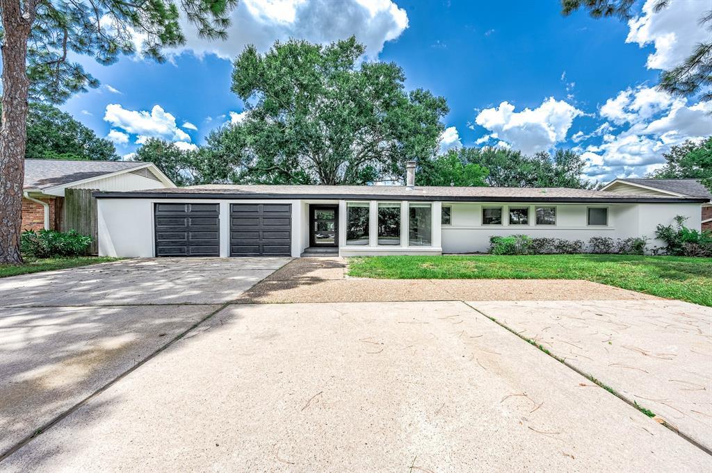 7702 Richmond Ave. in Houston, TX - Building Photo