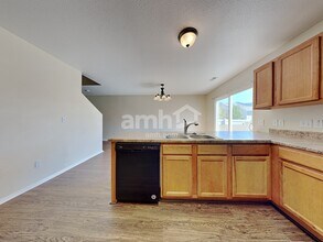 2136 Summit Way in Eagle Mountain, UT - Foto de edificio - Building Photo