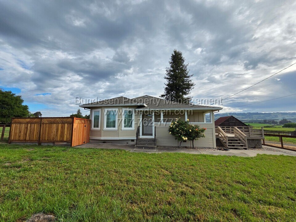 811 Old Adobe Rd in Petaluma, CA - Building Photo