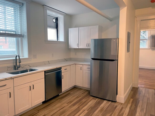 15 Thatcher St, Unit B in Brookline, MA - Building Photo - Building Photo