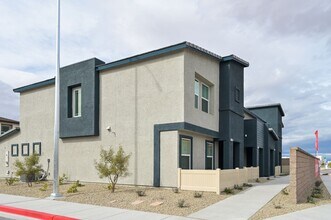 1904 Omaggio Pl in Henderson, NV - Building Photo - Building Photo