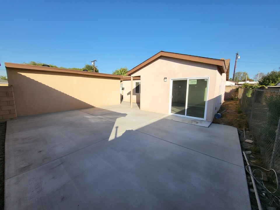 12318 Meadow Dr in Artesia, CA - Building Photo