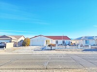 1861 Upland Ave in Pahrump, NV - Foto de edificio - Building Photo