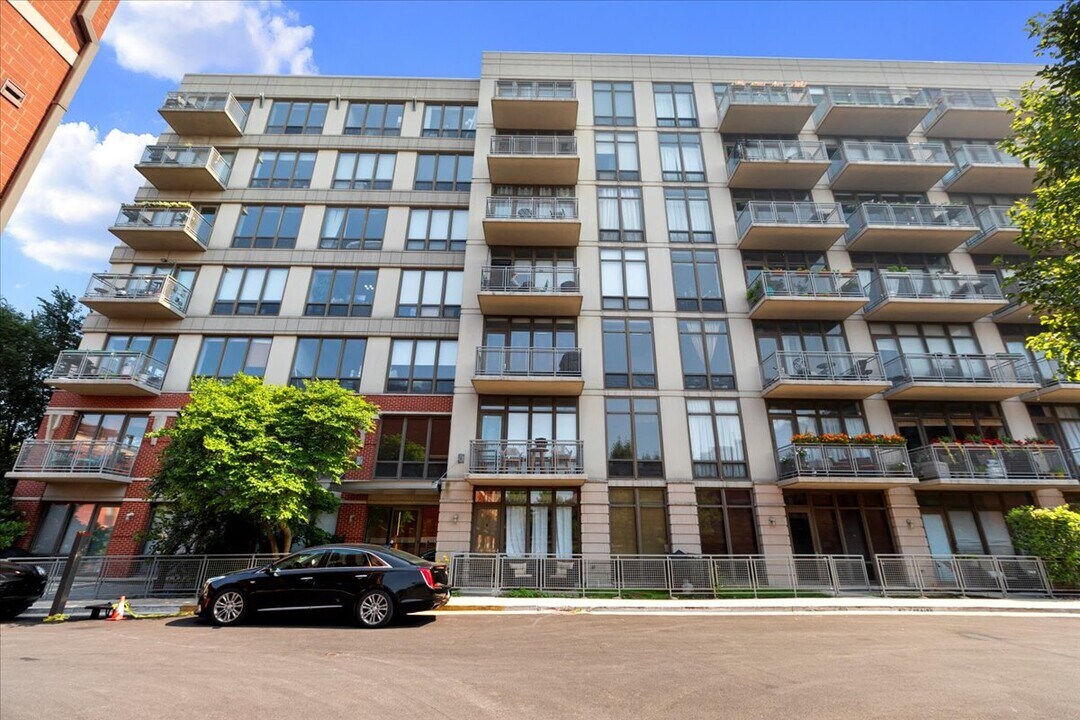 1000 N Kingsbury St in Chicago, IL - Building Photo