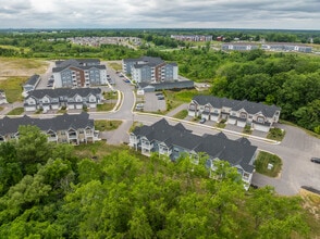 Edgewater Apartments and Townhomes in West Henrietta, NY - Foto de edificio - Building Photo