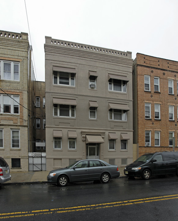 111 Baldwin Ave in Jersey City, NJ - Building Photo