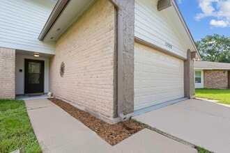 13702 Towne W Blvd in Sugar Land, TX - Building Photo - Building Photo