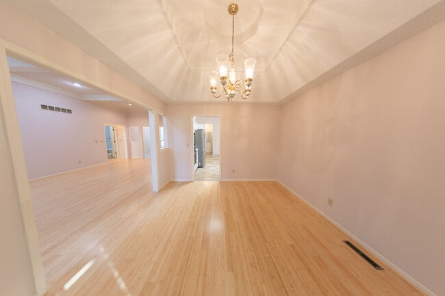 618 Chaucer Ln