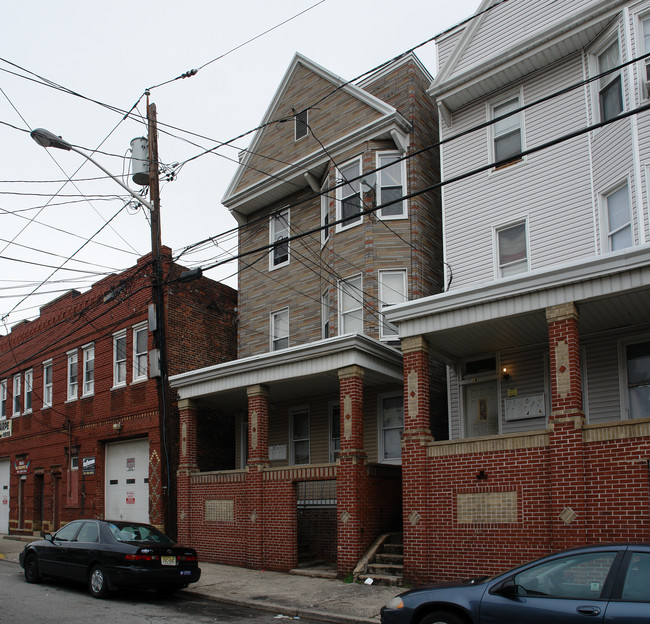 21 W 18th St in Bayonne, NJ - Building Photo - Building Photo