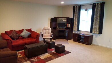 18 Alerica Ln in Franklin Township, NJ - Foto de edificio - Building Photo