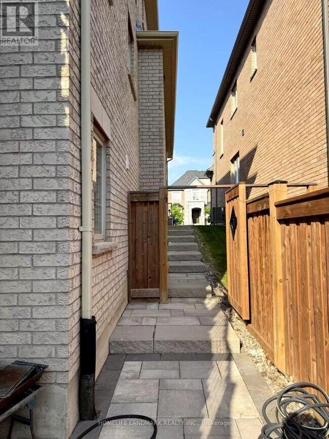 104 Mitchell Pl in Newmarket, ON - Building Photo - Building Photo