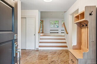 44 Sandy Hollow Rd in Port Washington, NY - Building Photo - Building Photo