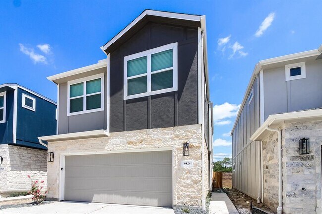 9824 Rugged Oaks Dr in Houston, TX - Building Photo - Building Photo