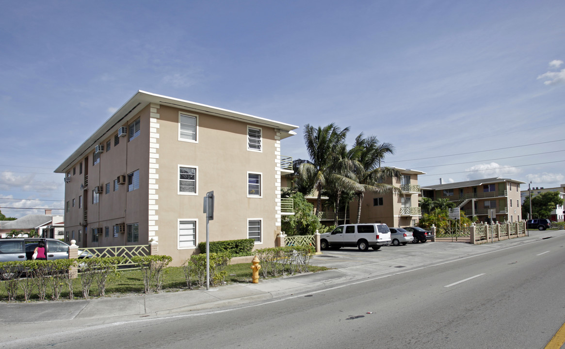 6237 W Flagler St in Miami, FL - Foto de edificio