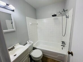 437 N 32nd St, Unit 2 in Philadelphia, PA - Building Photo - Building Photo