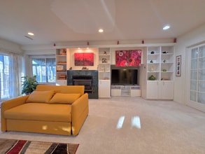 1025 Rosewood Dr in Carpentersville, IL - Foto de edificio - Building Photo