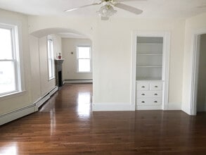 113 Ashland St in Melrose, MA - Foto de edificio - Building Photo