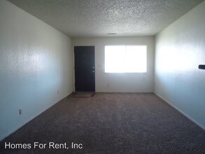 2387 E Springville Ave in Porterville, CA - Foto de edificio - Building Photo